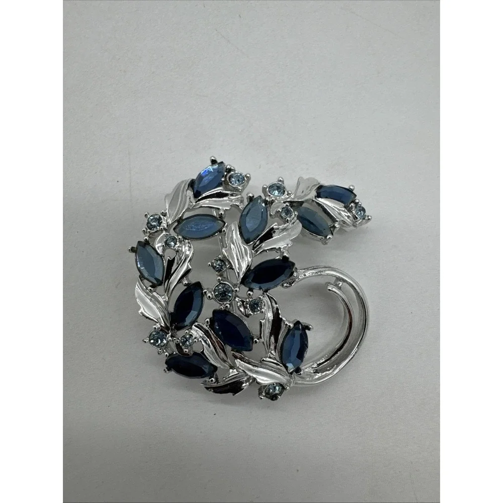 Vintage Sarah Coventry SAC Blue Navette Rhinestone Floral Wreath Brooch Silver